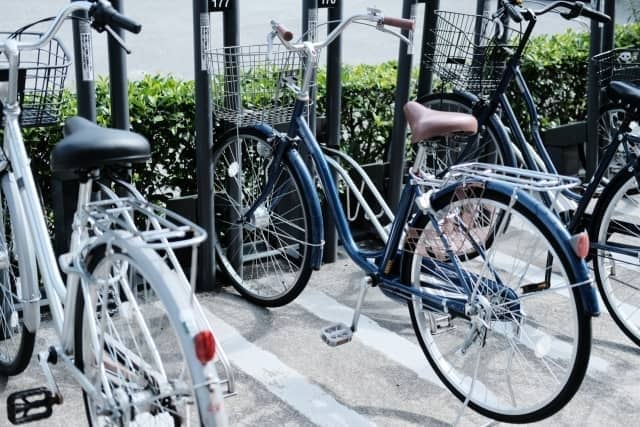 前輪を固定することで倒れない自転車スタンド