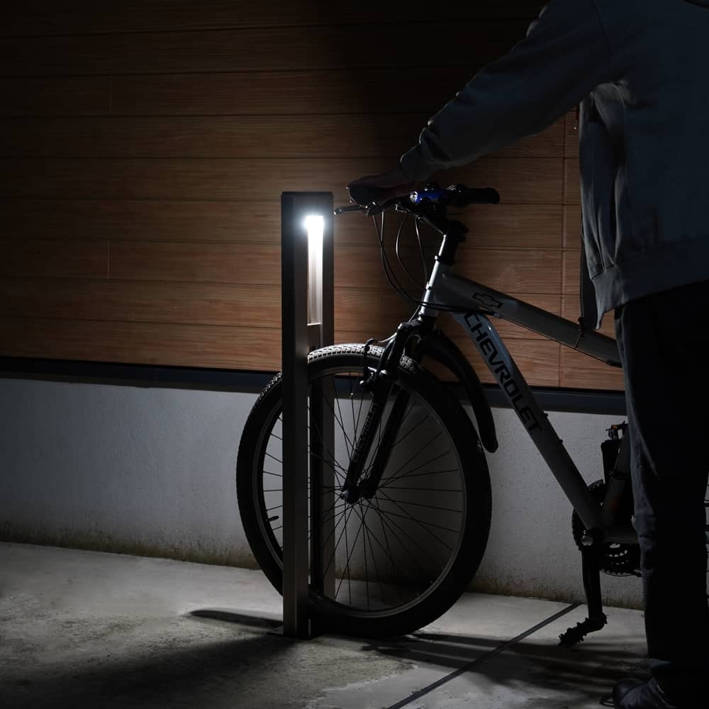 LEDライト付き自転車スタンドの夜間手元見え方